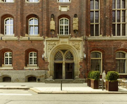 Haus der Patriotischen Gesellschaft, Saaleingang