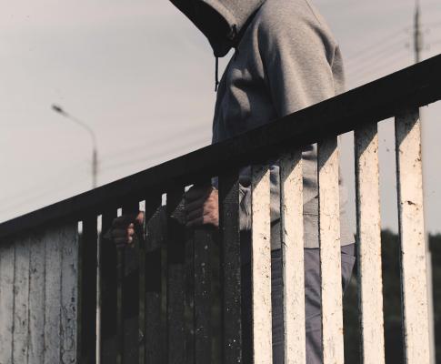 Next Generation Social, Programm Slider 6, Jugendlicher versteckt Gesicht in Kapuze
