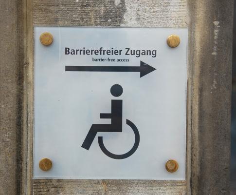 Next Generation Social, Programm Slider 7, Türschild für Barrierefreien Zugang mit Pfeil nach rechts