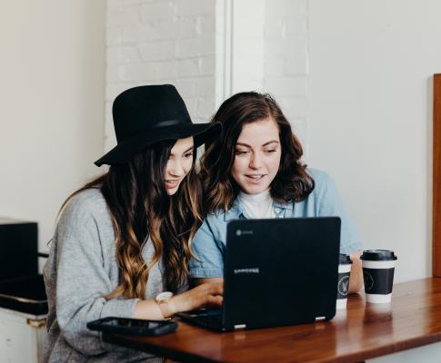 Next Generation Social, zwei Mädchen vor Laptop