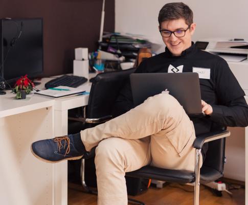 Teilnahme Next Generation Social im Büro am Laptop