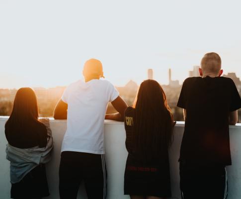 Next Generation social Titelbild, junge Menschen schauen Sonnenuntergang an