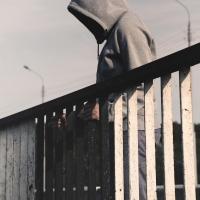 Next Generation Social, Programm Slider 6, Jugendlicher versteckt Gesicht in Kapuze