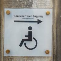 Next Generation Social, Programm Slider 7, Türschild für Barrierefreien Zugang mit Pfeil nach rechts
