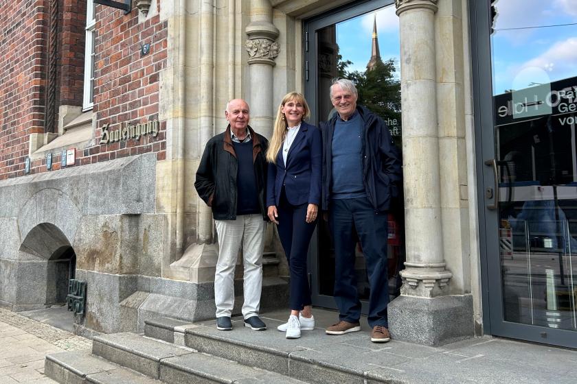 Die Kuratoriumsmitglieder Dr. Jürgen Lüthje (2. Vorsitzender), Katja Thiele-Hann (1. Vorsitzende) und Johannes Petersen (v.l.n.r.) Die Kuratoriumsmitglieder Dr. Jürgen Lüthje (2. Vorsitzender), Katja Thiele-Hann (1. Vorsitzende) und Johannes Petersen (v.l.n.r.)