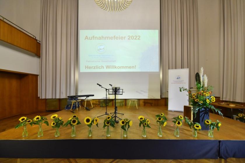 Foto einer Bühne mit Sonnenblumensträußen