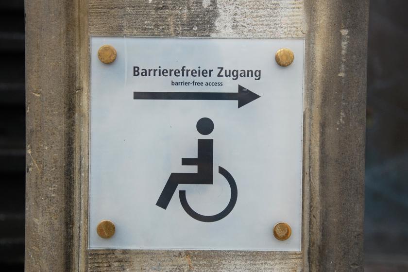 Next Generation Social, Programm Slider 7, Türschild für Barrierefreien Zugang mit Pfeil nach rechts